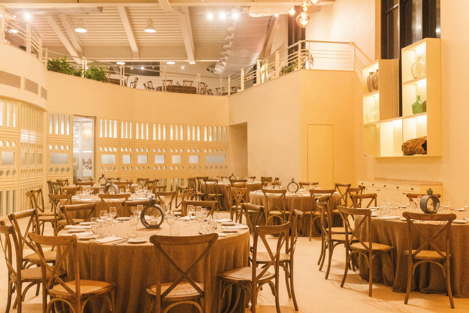 Interior do restaurante Monte Mar Lisboa com ambiente elegante para eventos e jantares de grupo