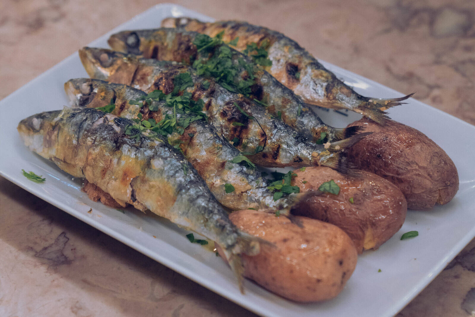 Prato de sardinhas grelhadas com batata servido no Monte Mar Time Out Market Lisboa